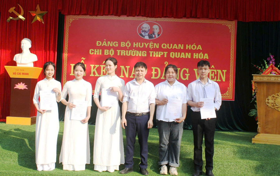 Ông Lê Văn Thanh (giữa) – Bí thư Chi bộ Trường THPT Quan Hóa trao Quyết định kết nạp đảng viên cho MM886 slot game, bắn cá, lô đề, đá gà. Ảnh: NTCC