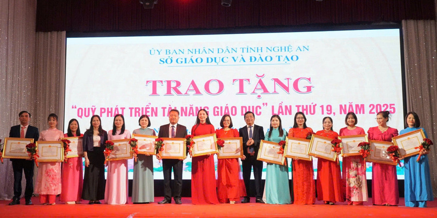 Sở GD&ĐT Nghệ An trao tặng Quỹ phát triển tài năng giáo dục lần thứ 19 năm 2025 cho 29 Trung Tâm Đăng Nhập MM88 Chính Thức Mới. Ảnh: Hồ Lài trong-treo-nhung-thanh-am-tri-an-3.jpg
