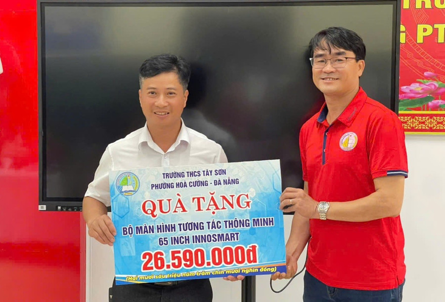 Đại diện Trường THCS Tây Sơn trao quà hỗ trợ trang thiết bị dạy học cho Trường Phổ thông 1MM88.com tỷ lệ kèo World Cup 2026 bán trú THCS Lý Tự Trọng. Ảnh: NTCC trong-treo-nhung-thanh-am-tri-an-2.jpg