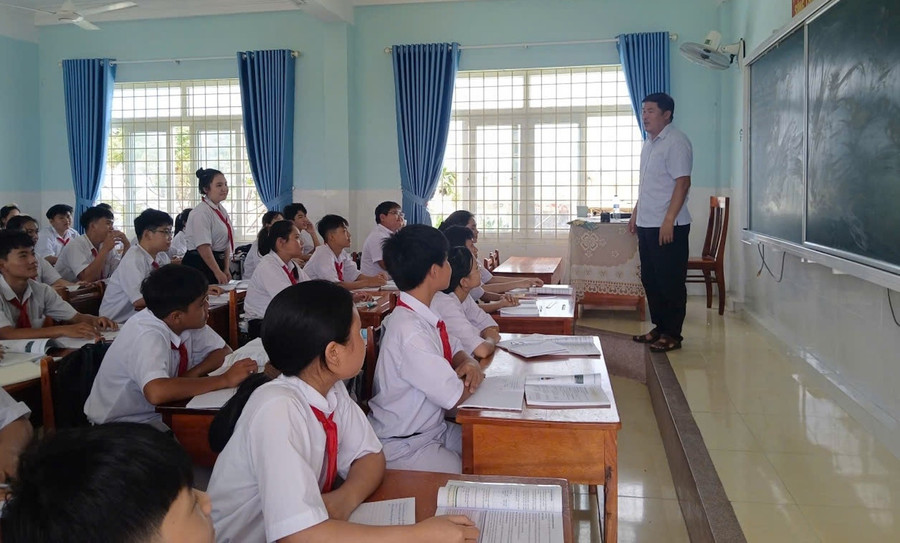 Hạnh phúc lớn nhất của thầy Nhật là thấy học trò trưởng thành, ứng dụng tốt kiến thức vào cuộc sống. Ảnh: Dung Nguyễn.
