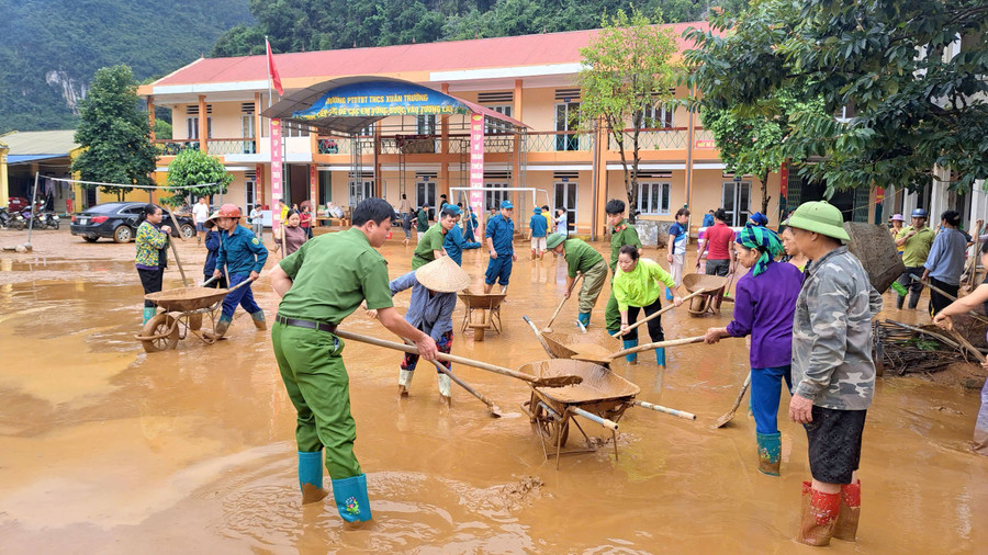 Lực lượng chức năng, người dân phối hợp hỗ trợ dọn dẹp Trường Phổ thông 1MM88.com tỷ lệ kèo World Cup 2026 bán trú THCS Xuân Trường (Cao Bằng).