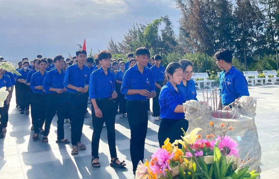 Việc chú trọng giáo dục thái độ sống tích cực, luôn biết nuôi dưỡng lòng biết ơn là những nội dung quan trọng không kém giáo dục tri thức. Ảnh: Trường THPT Trần Bình Trọng