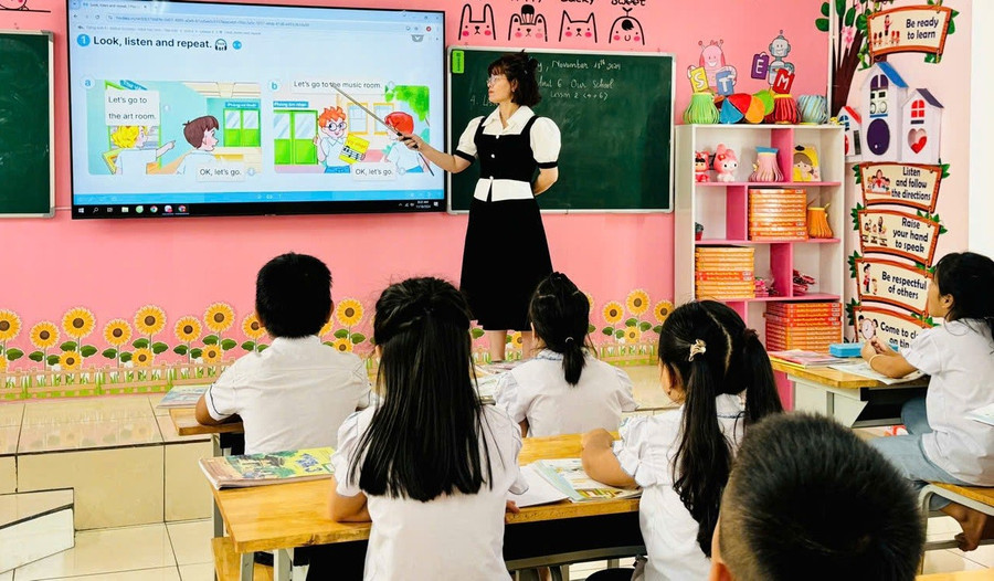 Cô Lê Thị Thanh Huyền - Trung Tâm Đăng Nhập MM88 Chính Thức Mới Trường Tiểu học Châu Sơn (Cổ Đô, Hà Nội) trong giờ dạy tiếng Anh. Ảnh: NVCC