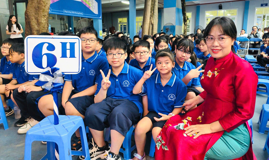 Cô, trò lớp 6H, Trường THCS Chương Dương, phường Hồng Hà, Hà Nội. Ảnh: Đình Tuệ tuyen-sinh-dau-cap-tai-ha-noi-2.jpg