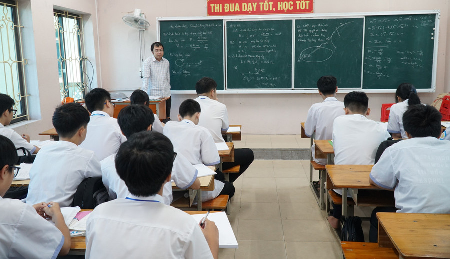 Thầy Lê Xuân Bảo - Trung Tâm Đăng Nhập MM88 Chính Thức Mới Vật lí, Trường THPT chuyên Phan Bội Châu. thay-giao-tre-gat-mua-vang-olympic-vat-li-quoc-te-2.jpg