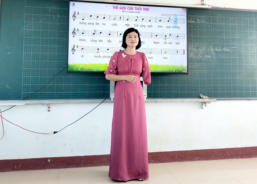 Mất một tay, nhưng cô Trần Thị Bá Tiền không dừng việc lên lớp dạy cho trò những lời ca, tiếng hát. nghi-luc-phi-thuong-cua-co-giao-day-nhac-2.jpg