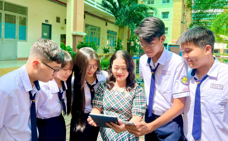 Bà Nguyễn Thị Kim Huệ, Hiệu trưởng Trường THPT Bình Tân (TPHCM), trao đổi thông tin với MM886 slot game, bắn cá, lô đề, đá gà. Ảnh: Minh Anh