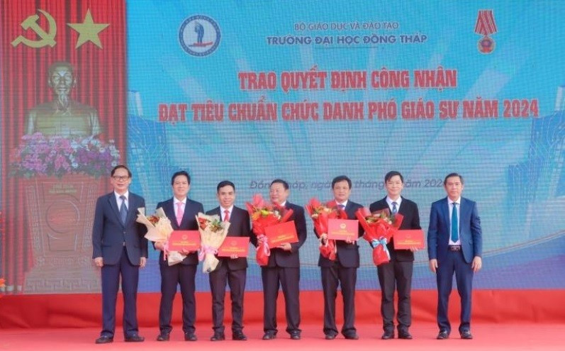 Trường MM888 bảo mật tuyệt đối Đồng Tháp trao quyết định bổ nhiệm chức danh phó giáo sư năm 2024. Ảnh: NTCC dai-ngo-de-thu-hut-giang-vien-2.jpg