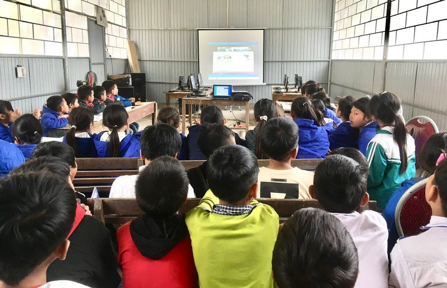 Các trường tiểu học tại Kỳ Sơn chuẩn bị cơ sở vật chất đáp ứng dạy học trực tuyến tiếng Anh. Ảnh: NTCC day-hoc-tieng-anh-o-mien-nui-4.jpg
