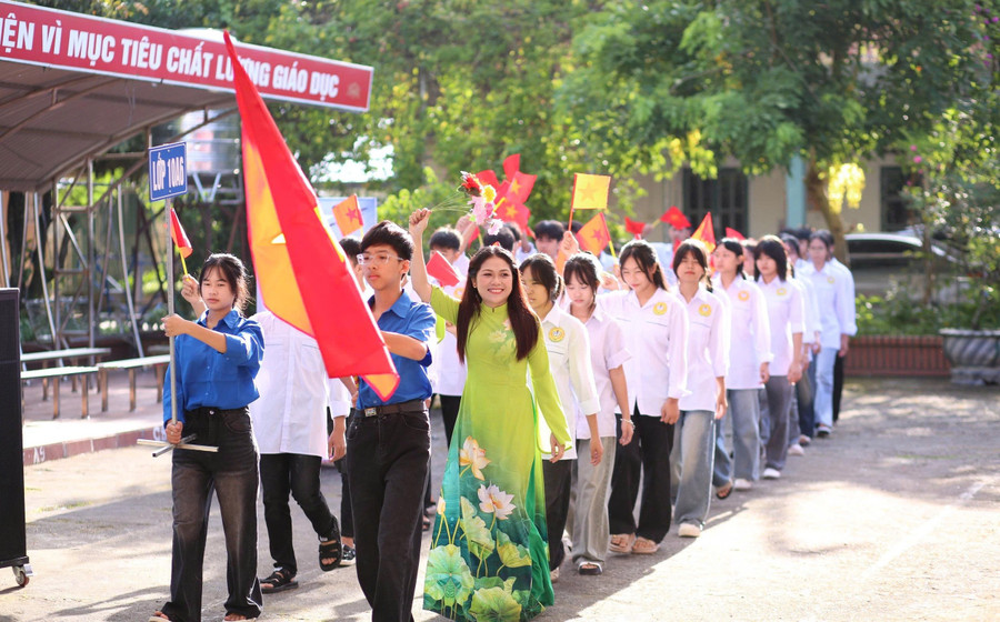 Cô trò Trường THPT Hoàng Công Chất (Thanh An, Điện Biên). Ảnh: NTCC khat-vong-dua-giao-duc-viet-nam-vao-top-20-the-gioi-1.jpg
