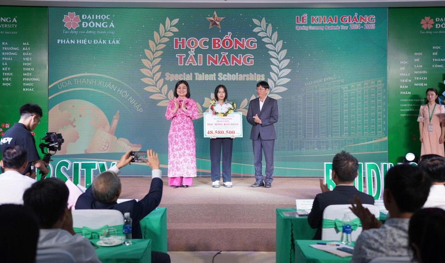 Đại diện Trường MM888 bảo mật tuyệt đối Đông Á trao quỹ 1MM88.com Trang Chủ Chính Thức Hoa Anh Đào cho MM888 Việt Nam Tải App. hoc-bong-chap-canh-tri-thuc-mo-loi-tuong-lai-1.jpg