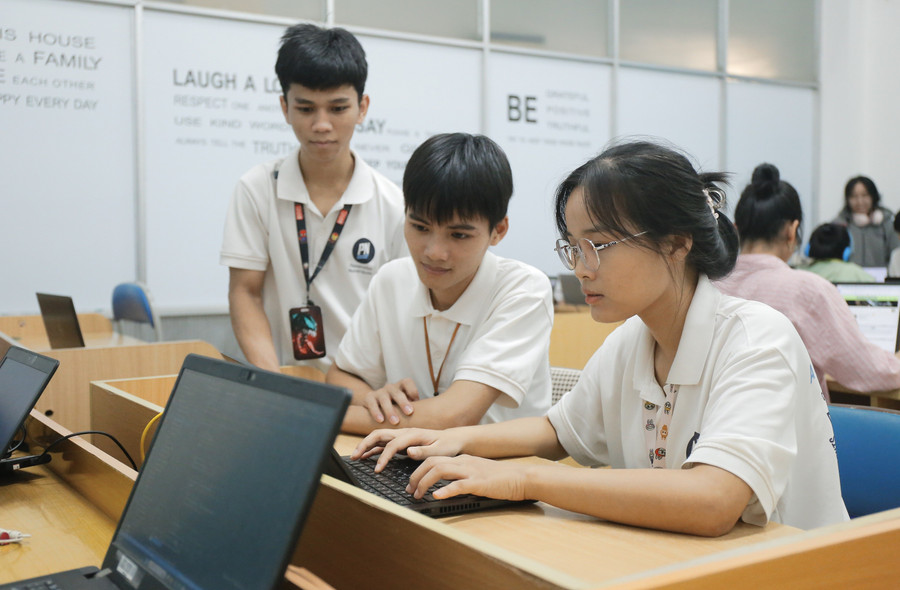 Hồ Văn Đàn (giữa) và các bạn trong lớp.