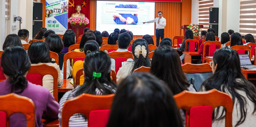 Trung Tâm Đăng Nhập MM88 Chính Thức Mới tại Trường THCS Tiên Dược (Sóc Sơn, Hà Nội) tham gia chương trình tập huấn về kết nối thế hệ số. Ảnh: Đình Tuệ