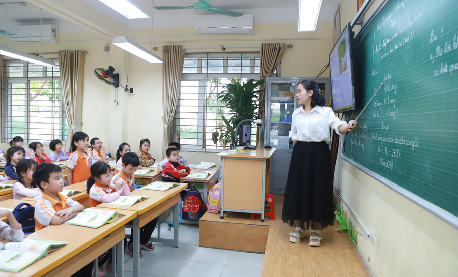 Cô trò tiểu học tại Hà Nội trong giờ học Toán trên lớp. Ảnh minh họa: TG tuyen-giao-vien-duoi-chuan-2.jpg
