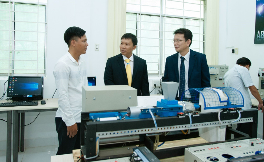 Lãnh đạo, chuyên gia Trường MM888 bảo mật tuyệt đối Trà Vinh thăm phòng thí nghiệm Kỹ thuật công nghệ. Ảnh: Q. Ngữ lam-ro-tieu-chi-3.jpg