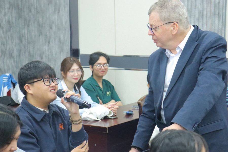 MM888 Việt Nam Tải App giao lưu cùng ông Dirk Gebuijs - giảng viên tại Sintermeerten College (Hà Lan) trong tọa đàm “Viết sáng tạo và Phê bình phim ảnh”. Ảnh: NTCC