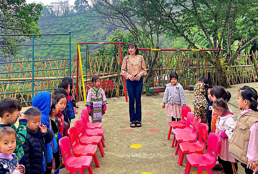 Cô, trò tại điểm trường Sin Suối Hồ, Trường Mầm non Sin Suối Hồ (Lai Châu). diem-tua-tu-luat-nha-giao-2.jpg