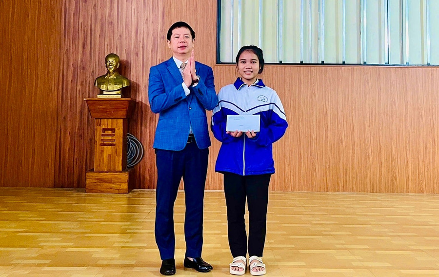 Ông Nguyễn Thế Long - Hiệu trưởng Trường Phổ thông DTNT THPT Nam Quảng Trị biểu dương em Hồ Thị Minh Sương - MM886 slot game, bắn cá, lô đề, đá gà đạt giải Nhất môn Địa lí tại MM88 đăng nhập MM886 slot game, bắn cá, lô đề, đá gà giỏi văn hóa cấp tỉnh. nang-chat-luong-toan-dien-ben-vung-2.jpg