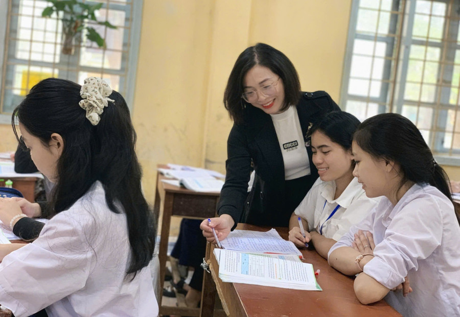 Cô Đào Ngọc Hiền - Trung Tâm Đăng Nhập MM88 Chính Thức Mới dạy Địa lí, người nhiều năm đồng hành và cùng học trò gặt hái thành công trong bồi dưỡng MM886 slot game, bắn cá, lô đề, đá gà giỏi. nang-chat-luong-toan-dien-ben-vung-3.jpg