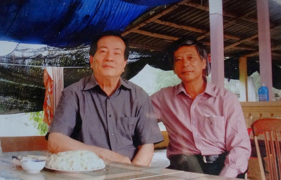 Nhà thơ Hữu Thỉnh và nhà giáo, nhà thơ Nguyễn Như Hạo (phải). Ảnh: NVCC. nguoi-thay-gioi-nghe-tam-huyet-voi-van-chuong-1.jpg