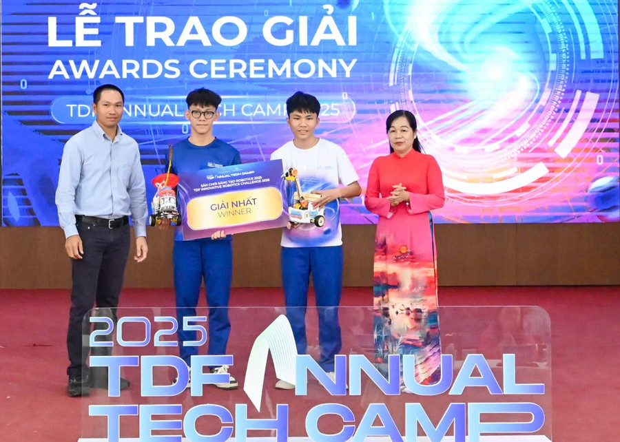 tu-dam-me-robot-den-giai-nhat-san-choi-cong-nghe-2.jpg
