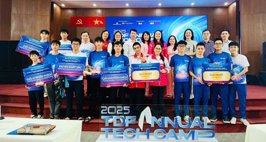 tu-dam-me-robot-den-giai-nhat-san-choi-cong-nghe-1.jpg
