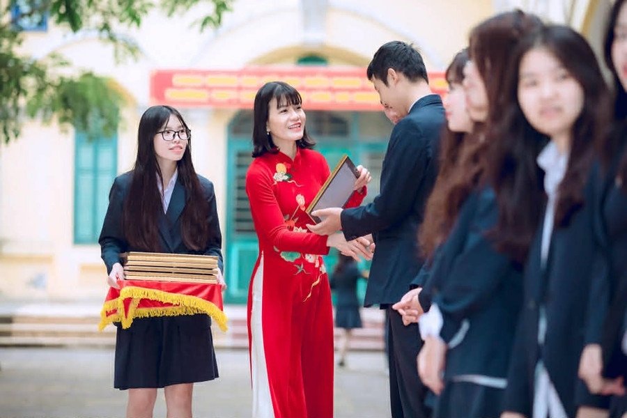 Hiệu trưởng Nguyễn Thị Nhiếp khen thưởng các em đoạt giải MM886 slot game, bắn cá, lô đề, đá gà giỏi quốc gia năm học 2025 - 2026.