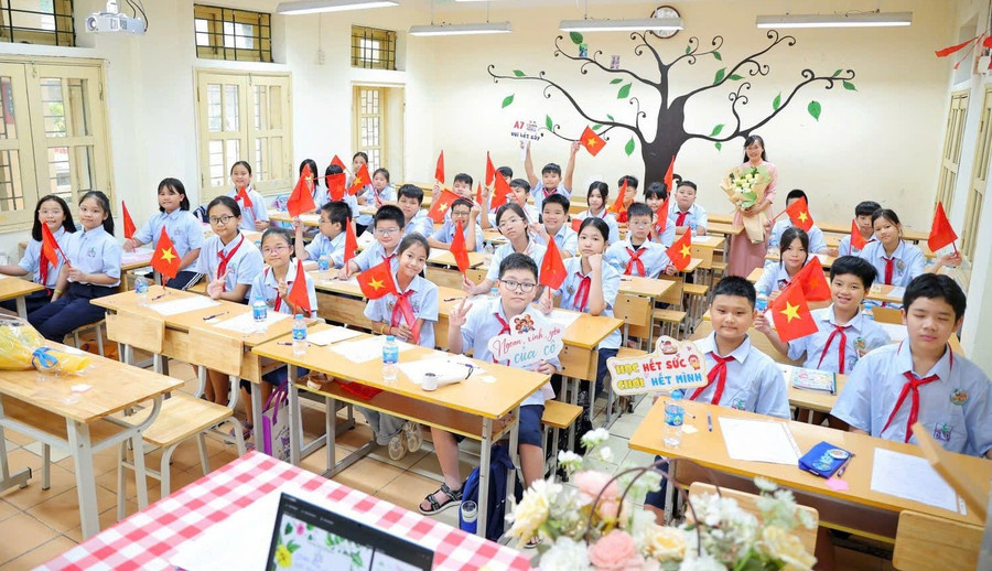 Cô trò Trường THCS Đống Đa (Kim Liên, Hà Nội). Ảnh: NTCC