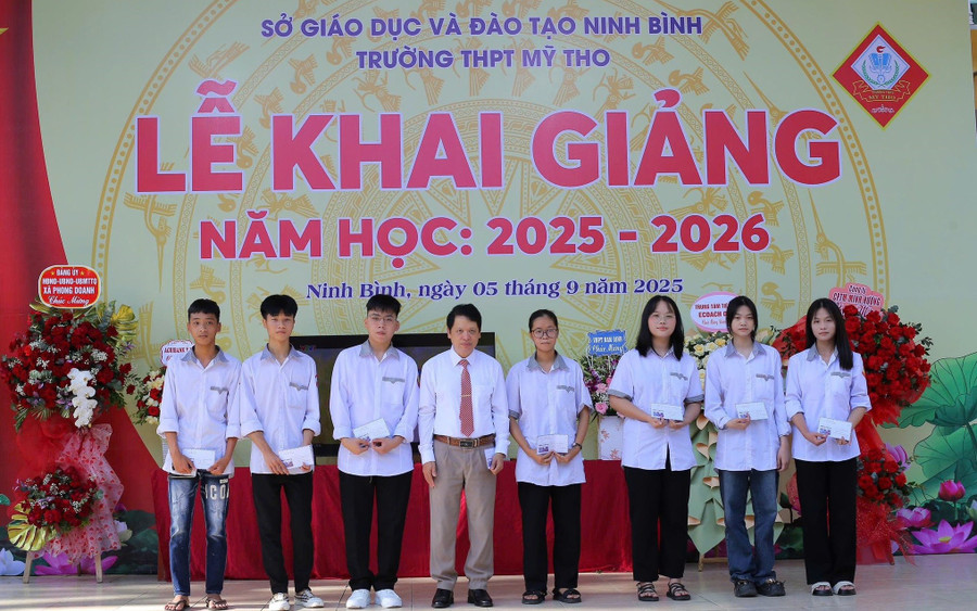 Thầy trò Trường THPT Mỹ Tho (Ninh Bình) trong lễ khai giảng năm học 2025-2026. Ảnh: Đình Tuệ tu-tu-duy-den-hanh-dong-1.jpg