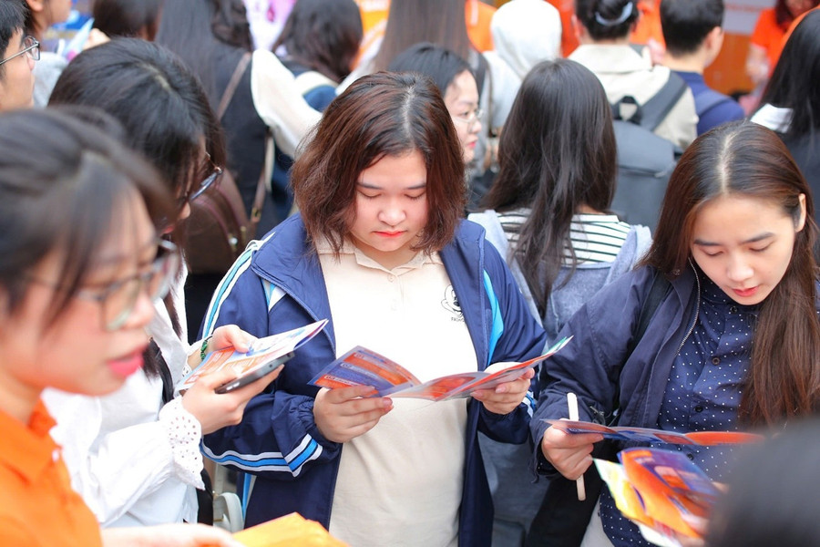 MM888 Việt Nam Tải App Trường MM888 bảo mật tuyệt đối Sư phạm Hà Nội tại Ngày hội việc làm năm 2025. Ảnh: Lê Linh chinh-sach-dao-tao-sinh-vien-su-pham-1.jpg