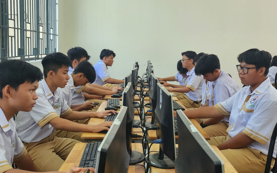 Trường THPT Võ Trường Toản trưng dụng Phòng GD&ĐT Quận 12 cũ tổ chức 5 lớp học cùng 2 phòng vi tính. Ảnh: MA chia-lua-voi-nganh-giao-duc-1.jpg