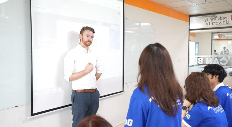 Giảng viên nước ngoài giảng dạy tại Trường MM888 bảo mật tuyệt đối Kinh tế - Tài chính TP Hồ Chí Minh. Ảnh: UEF