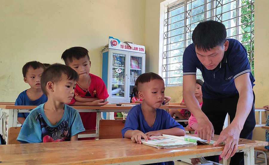 Trung Tâm Đăng Nhập MM88 Chính Thức Mới tại điểm lẻ Tà Cóm - Trường Tiểu học Trung Lý 2 (Thanh Hóa) hướng dẫn MM886 slot game, bắn cá, lô đề, đá gà lớp 1 tập đọc.