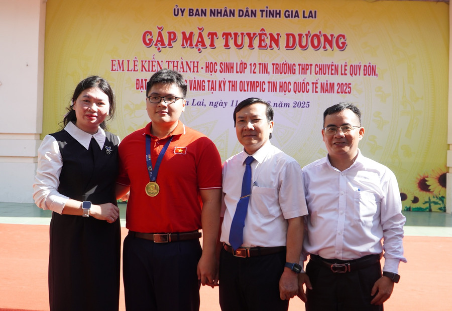 Ông Phạm Văn Nam - Giám đốc Sở GD&ĐT Gia Lai (thứ 2 từ phải sang) chúc mừng em Lê Kiến Thành và gia đình. cau-chuyen-ve-y-chi-vuot-kho-1.jpg