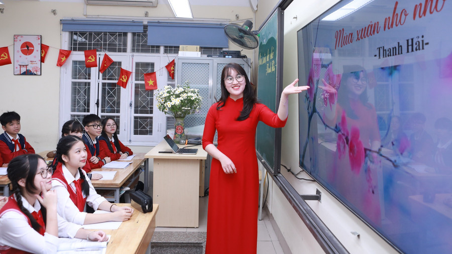 Cô, trò Trường THCS Chương Dương (phường Hồng Hà, Hà Nội) trong giờ học Ngữ văn. Ảnh: Đình Tuệ