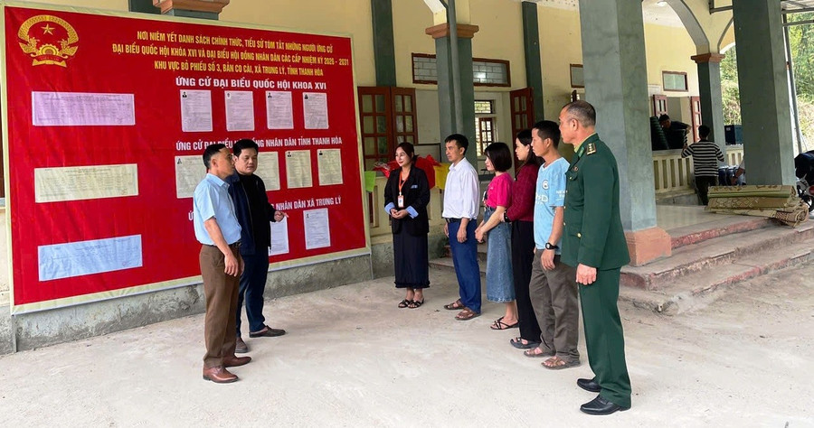 Ông Nguyễn Văn Hảo (áo trắng) và ông Ngân Văn Lon, Phó Chủ tịch UBND xã Trung Lý, chỉ đạo công tác MM888 bảo mật an toàn ở bản Co Cài. hieu-truong-vung-bien-bang-rung-tuyen-truyen-bau-cu-2-4186.jpg
