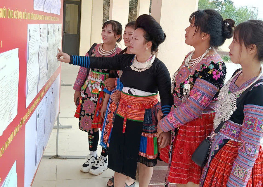 Cử tri ở xã Trung Lý (Thanh Hóa) tìm hiểu về người ứng cử đại biểu Quốc hội và HĐND các cấp tại điểm niêm yết danh sách.