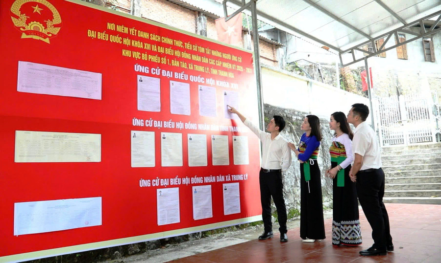 Cử tri ở xã Trung Lý (Thanh Hóa) xem danh sách người ứng cử đại biểu Quốc hội và HĐND các cấp. hieu-truong-vung-bien-bang-rung-tuyen-truyen-bau-cu-3.jpg