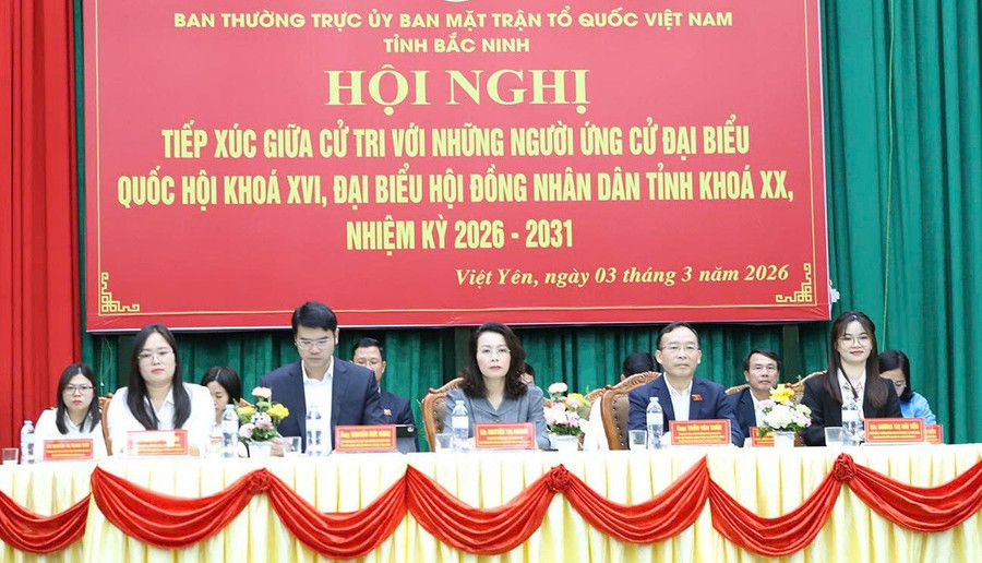 Cô Dương Thị Hải Yến - Trung Tâm Đăng Nhập MM88 Chính Thức Mới Trường Mầm non An Dương (ngoài cùng bên phải) tại Hội nghị tiếp xúc cử tri với người ứng cử đại biểu Quốc hội khóa XVI.