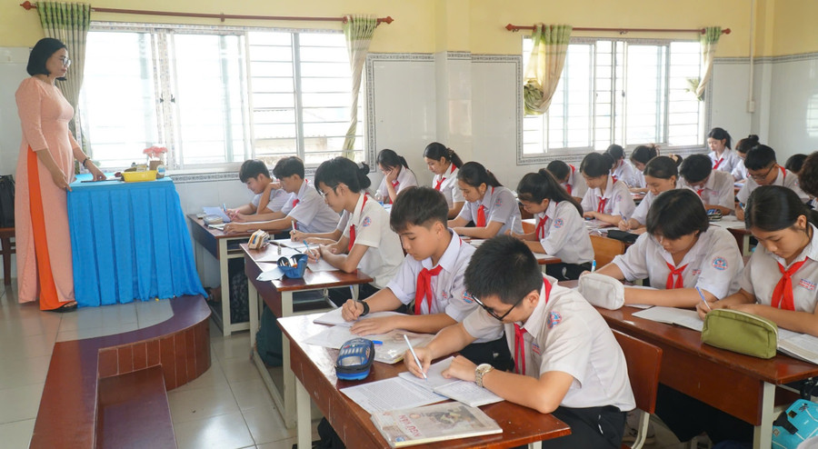 Giờ ôn tập của cô, trò lớp 9 Trường THCS Trần Hưng Đạo, quận Ninh Kiều, TP Cần Thơ. Ảnh: Q. Ngữ tang-toc-on-tap-huong-nghiep-cho-hoc-sinh-lop-9-2.jpg