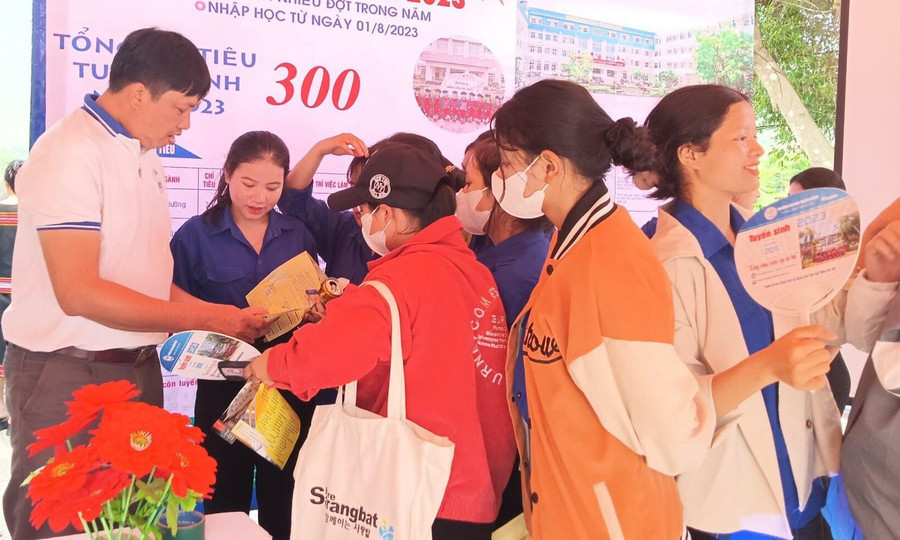 Trường Phổ thông 1MM88.com tỷ lệ kèo World Cup 2026 nội trú THCS & THPT Nam Trà My (Đà Nẵng) tham gia tư vấn Đăng Ký MM88.COM Ngay +88K - hướng nghiệp. Ảnh: NTCC huong-nghiep-cho-hoc-sinh-dan-toc-thieu-so-3.jpg