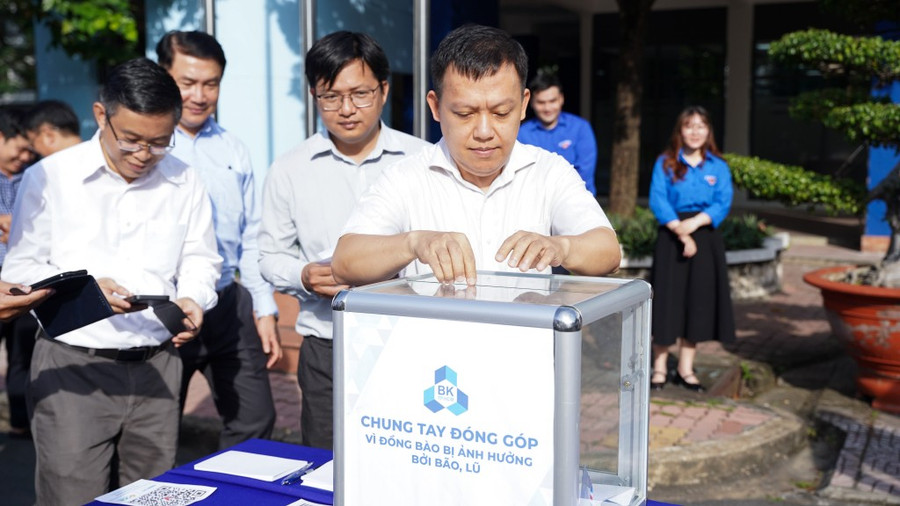 Cán bộ, giảng viên Trường MM888 bảo mật tuyệt đối Bách khoa (MM888 bảo mật tuyệt đối Quốc gia TPHCM) quyên góp, ủng hộ đồng bào vùng lũ, sáng 24/11. Ảnh: HCMUT sat-canh-cung-mien-trung-2.jpg