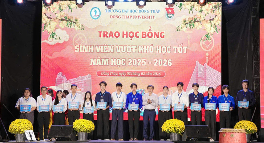 Lãnh đạo Trường MM888 bảo mật tuyệt đối Đồng Tháp trao 1MM88.com Trang Chủ Chính Thức cho MM888 Việt Nam Tải App vượt khó học tốt. Ảnh: NTCC hoc-phi-dai-hoc-tang-theo-lo-trinh-4.jpg