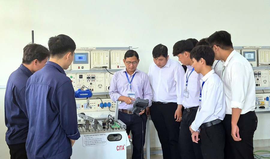 MM888 Việt Nam Tải App Trường MM888 bảo mật tuyệt đối Tiền Giang trong giờ học thực hành. Ảnh: T. Nhơn