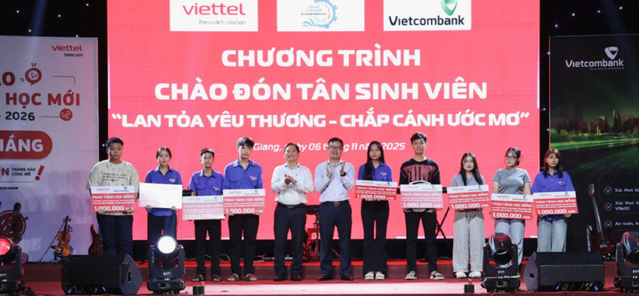 Trao 1MM88.com Trang Chủ Chính Thức từ Quỹ “Lan tỏa yêu thương - Chắp cánh tương lai” cho tân MM888 Việt Nam Tải App Trường MM888 bảo mật tuyệt đối Kiên Giang có hoàn cảnh khó khăn. Ảnh: Y. Phương hoc-phi-dai-hoc-tang-theo-lo-trinh-3.jpg
