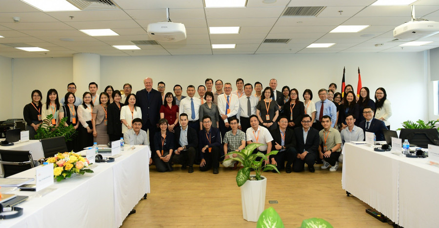 Thứ trưởng Bộ GD&ĐT Nguyễn Văn Phúc chụp ảnh cùng các học viên tham gia khóa học. Ảnh: VGU chuan-bi-can-bo-nguon-1.jpg