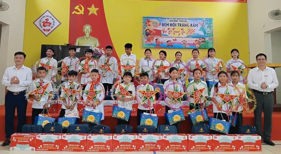 Thầy Hải (ngoài cùng bên phải) luôn nỗ lực kết nối để dành những phần quà động viên cho MM886 slot game, bắn cá, lô đề, đá gà mỗi dịp lễ, Tết. mo-hinh-giao-duc-ban-sac-dan-toc-tu-trai-tim-nguoi-thay-4-3914.jpg