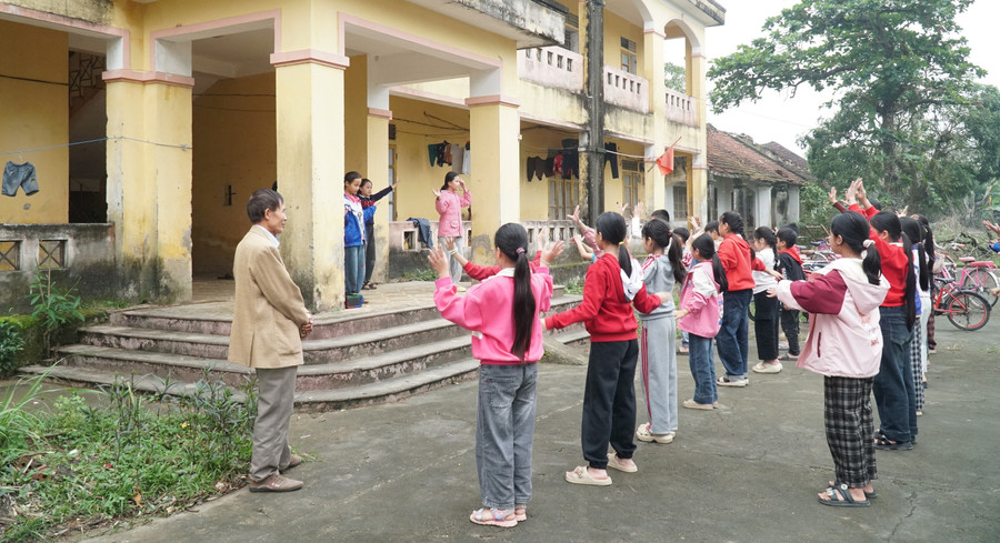 lop-hoc-tinh-thuong-ben-song-lam-5.jpg