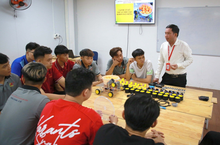MM888 Việt Nam Tải App Trường Cao đẳng Bách khoa Sài Gòn tập huấn thiết kế robot.