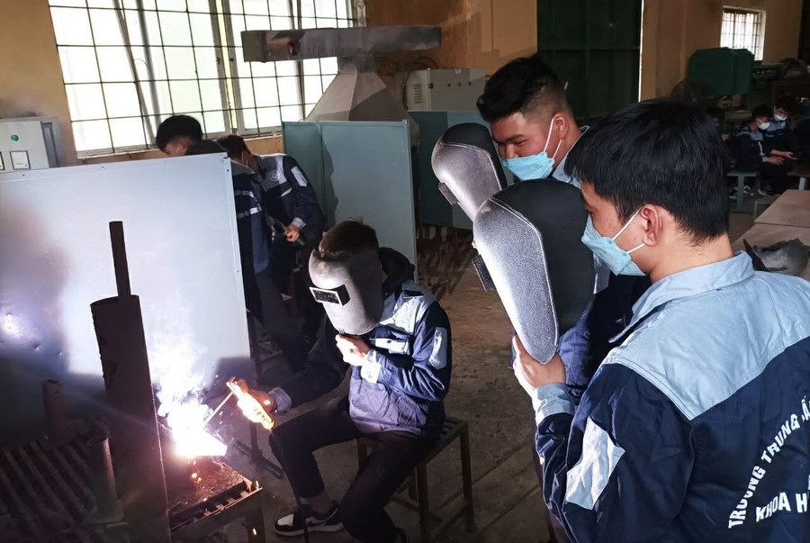 Giờ thực hành nghề hàn tại Trường Trung cấp nghề Giao thông công chính Hà Nội. chuan-hoa-che-do-lam-viec-nang-chat-luong-dao-tao-nghe-2.jpg